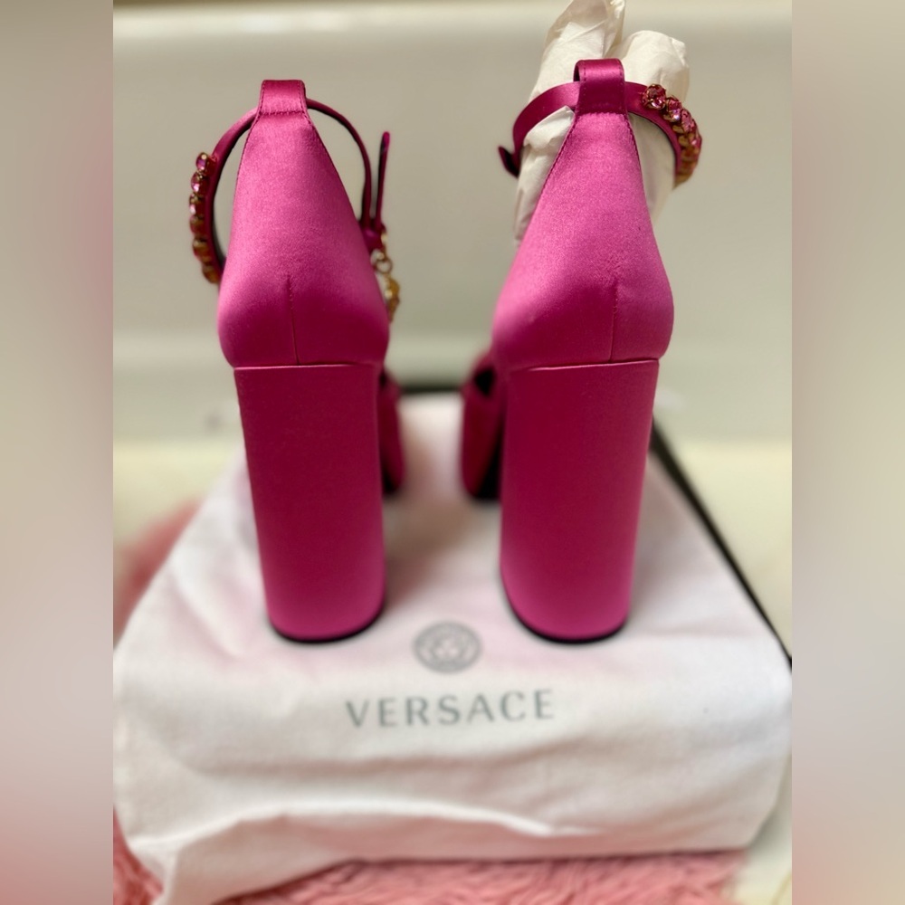 SOLD NWT VERSACE Barbie Medusa Satin D’Orsay Platform Pumps Pink 38/US 7.5 - Picture 9 of 13